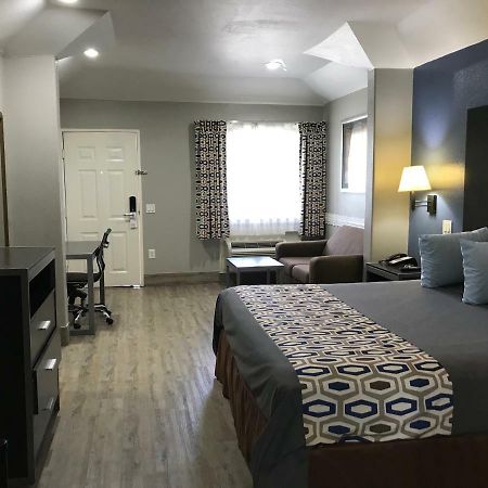 Camelot Inn And Suites Aldine Buitenkant foto