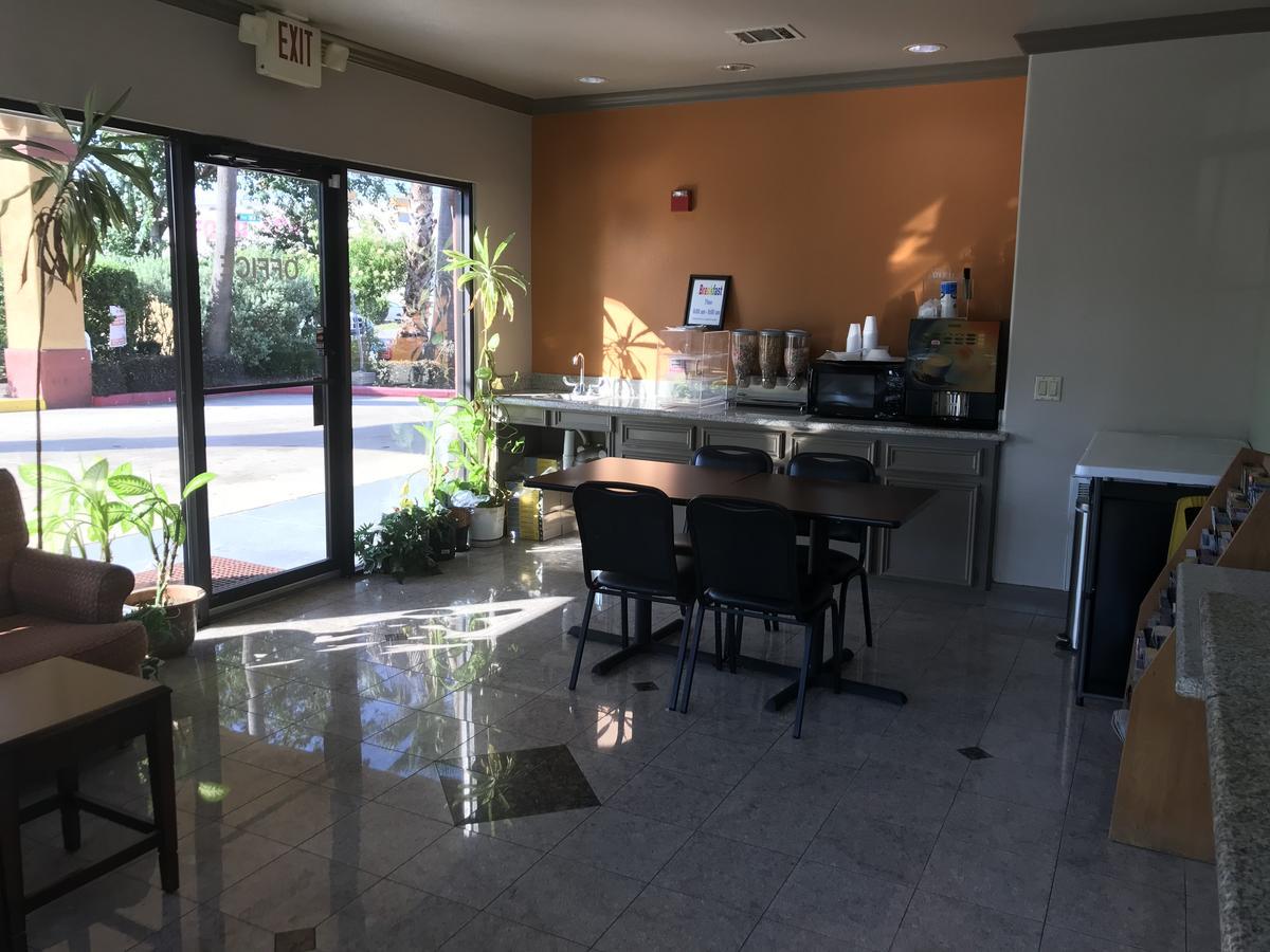Camelot Inn And Suites Aldine Buitenkant foto