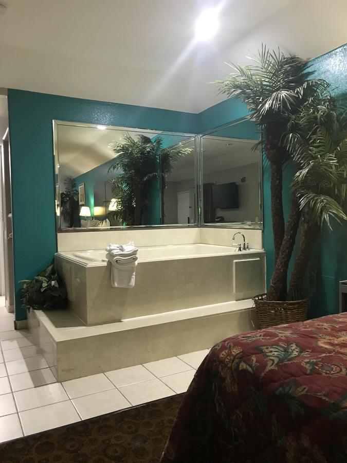 Camelot Inn And Suites Aldine Buitenkant foto