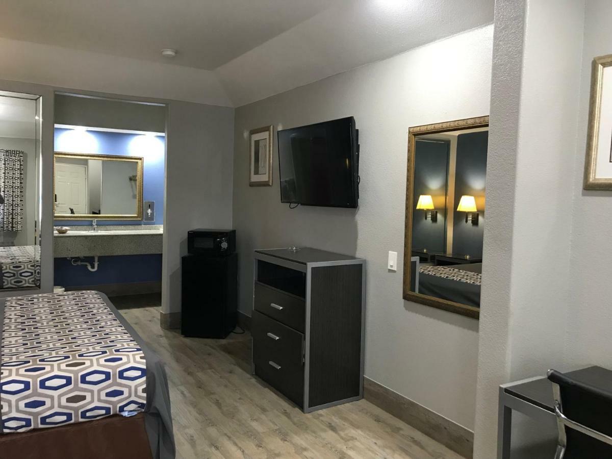 Camelot Inn And Suites Aldine Buitenkant foto