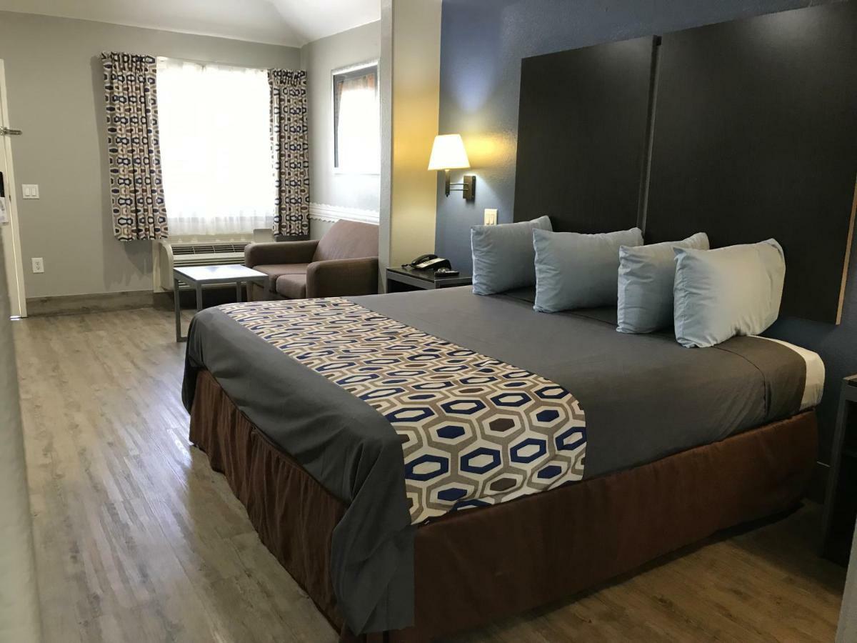 Camelot Inn And Suites Aldine Buitenkant foto
