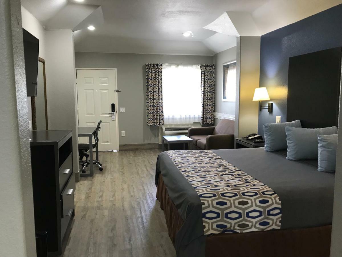 Camelot Inn And Suites Aldine Buitenkant foto